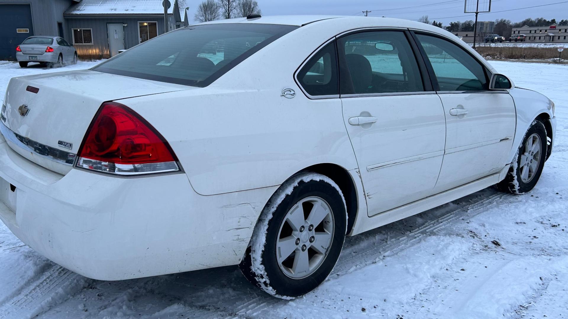 2009 White Chevrolet Impala LT (2G1WT57K791) with an 3.5L V6 OHV 12V FFV engine, 4-Speed Automatic Overdrive transmission, located at 17255 hwy 65 NE, Ham Lake, MN, 55304, 0.000000, 0.000000 - Photo#4